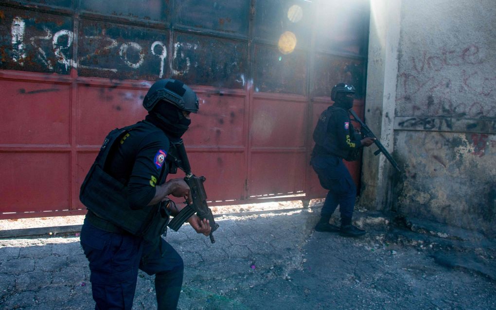 Gewapende agenten proberen de orde te herstellen na een uitbraak van bendegeweld in Port-au-Prince, Haiti.  beeld AFP, Clarens Siffroy