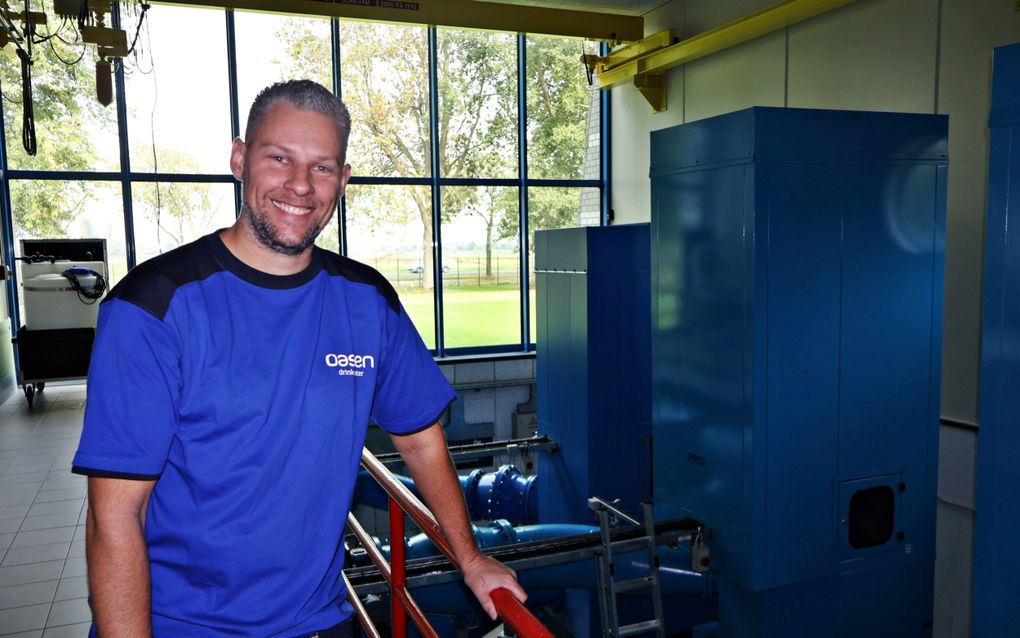 Man in een pompgebouw van drinkwaterbedrijf Oasen
