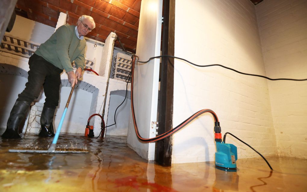 Warre de Vroe (67) uit Maarn in zijn ondergelopen kelder die hij iedere dag moet leegpompen. In het hooggelegen Maarn en Maarsbergen (6 meter boven NAP) moeten tientallen inwoners dagelijks hun kelder leegpompen, ook als het niet (meer) regent. beeld VidiPhoto