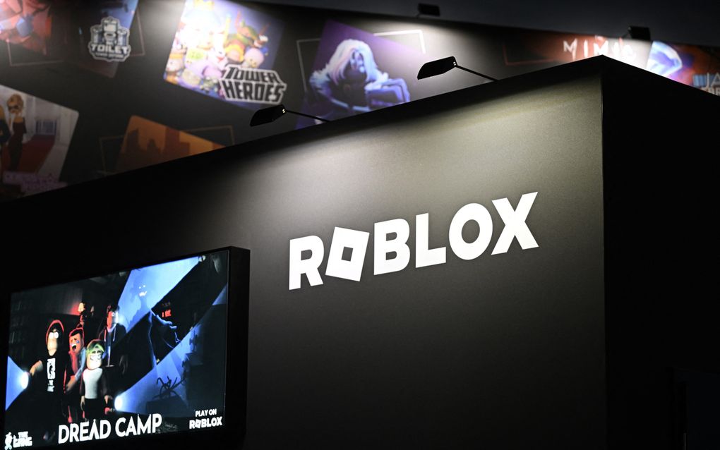 Een zwart bord met links een beeldscherm en rechts in witte letters Roblox.