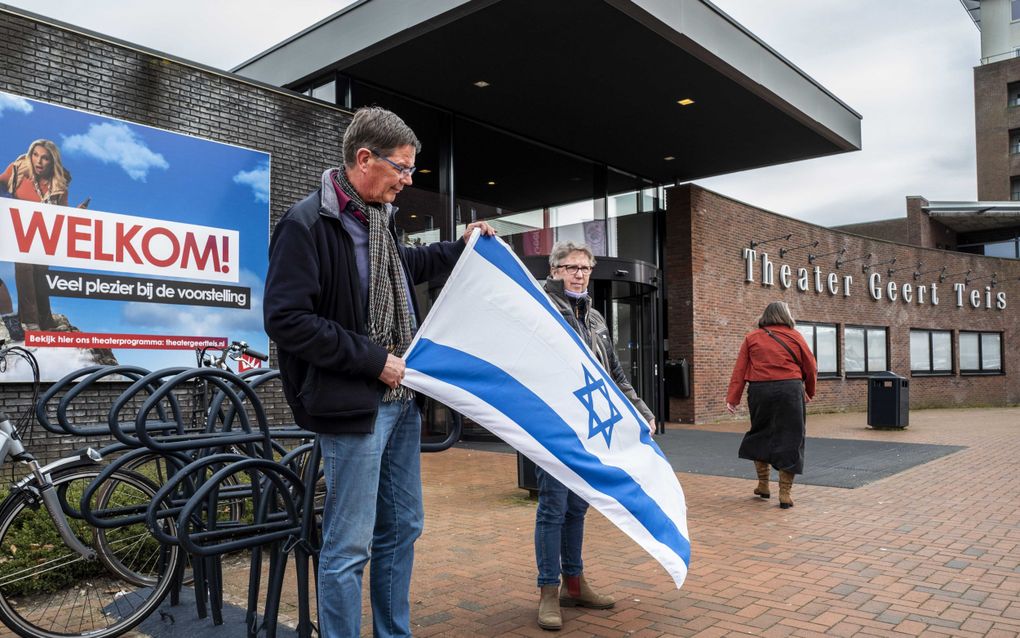 Een echtpaar met een Israëlische vlag als steunbetuiging aan de Joodse zangeres Lenny Kuhr bij  haar optreden bij theater Geert Teis in Stadskanaal. De 74-jarige Kuhr werd eerder tijdens een concert in Waalwijk uitgemaakt voor moordenaar en terrorist. beeld ANP, Vincent Jannink