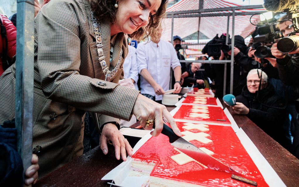 Burgemeester Femke Halsema snijdt op de Dam een taart aan van 75 meter lang, in de vorm van 750. 