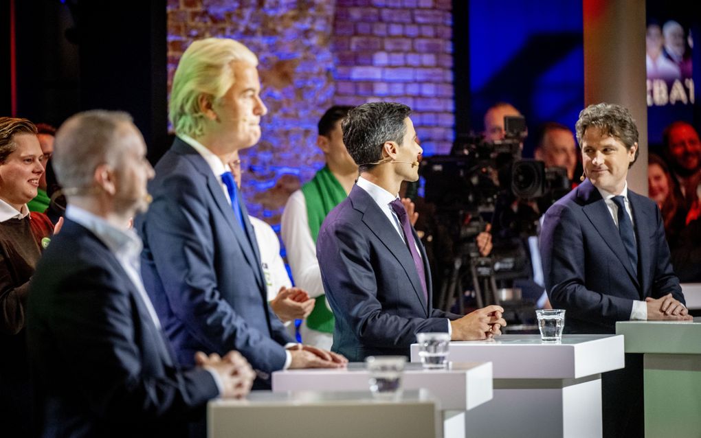 Lijsttrekkers Dijk (SP), Wilders (PVV), Jetten (D66) en Bontenbal (CDA) (v.l.n.r.) voorafgaand aan het Debat van het Zuiden