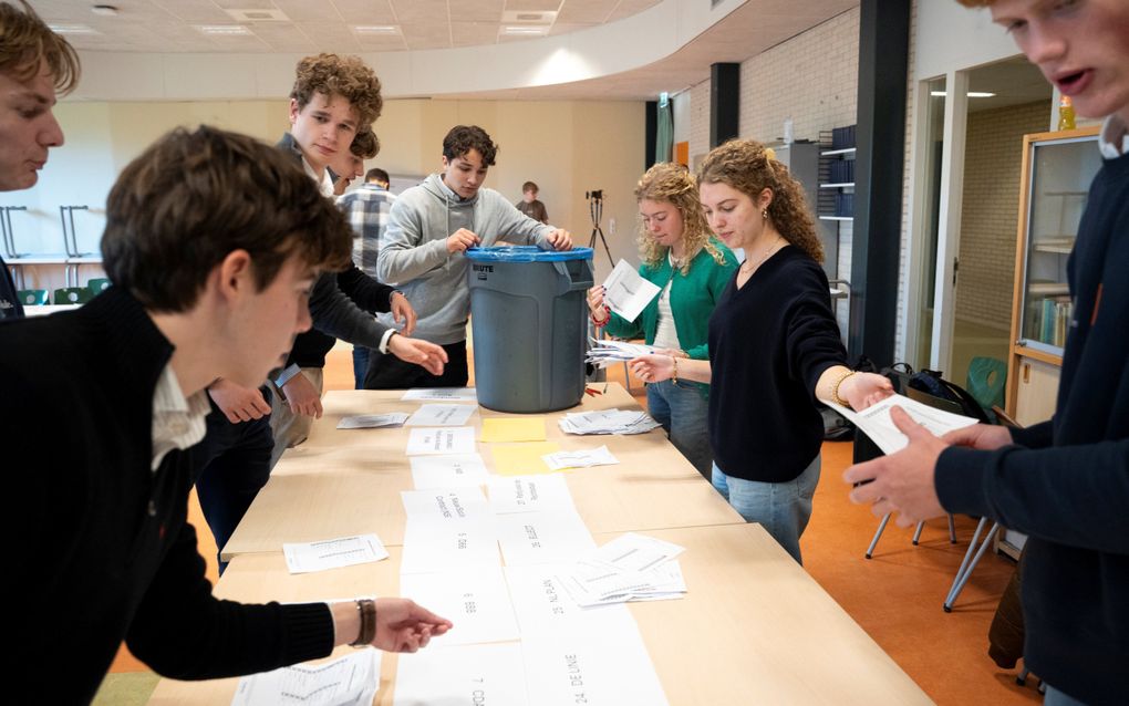 Stemmen tellen op het Ichthus College in Veenendaal: „SGP, SGP, SGP. PVV, mooi”