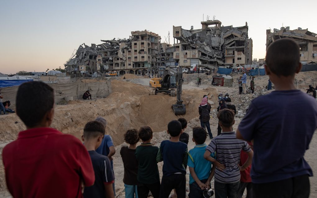 Palestijnen kijken toe terwijl in het zuiden van Gaza wordt gezocht naar de lichamen van gijzelaars 