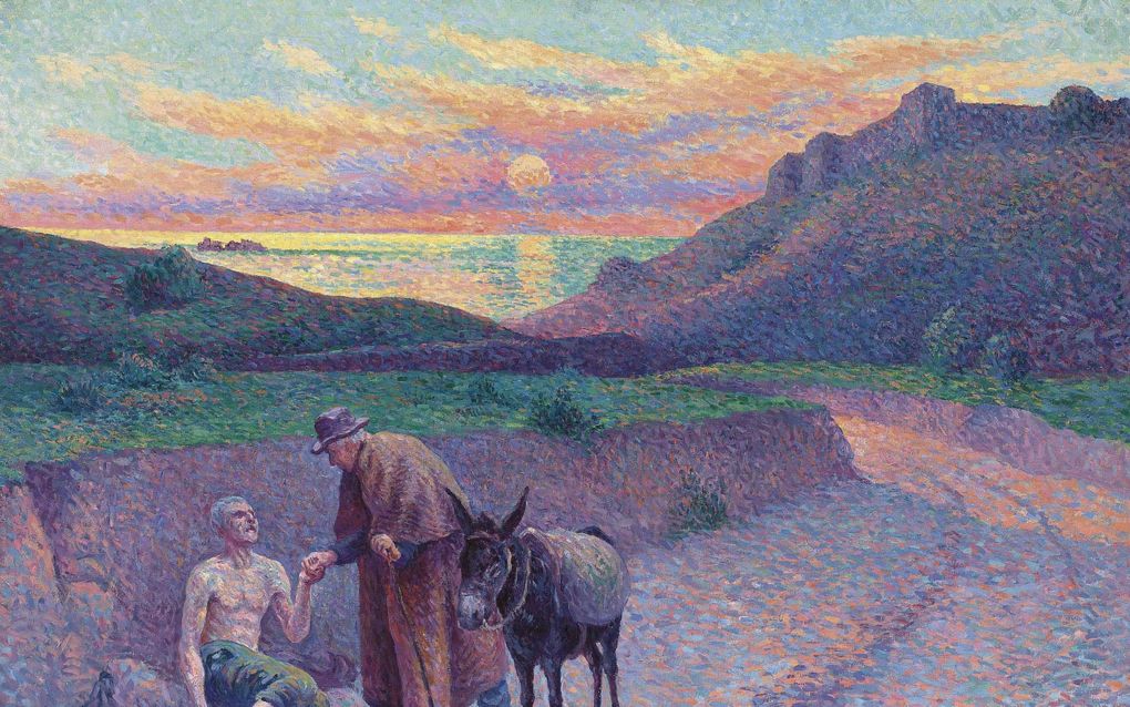 Man met ezel helpt een man met ontbloot bovenlijf op te staan.