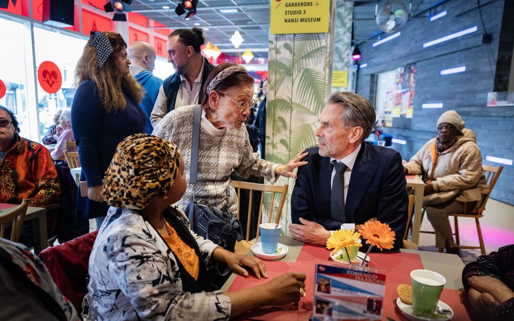 Schoof aan tafel in gesprek met twee vrouwen