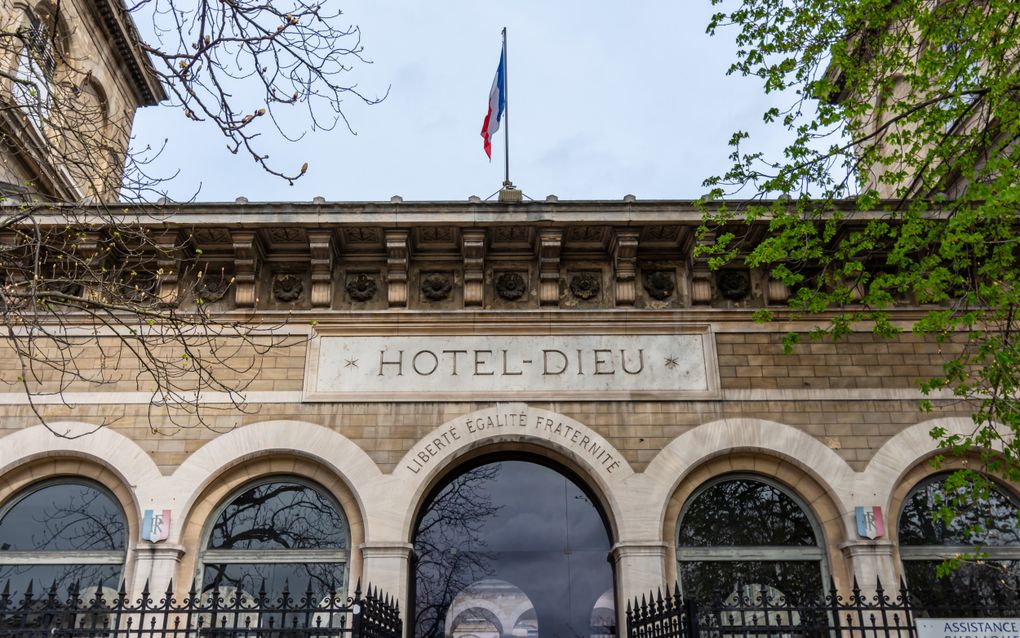 „In Parijs staat het mogelijk oudste nog in gebruik zijnde ziekenhuis ter wereld: Hôtel-Dieu (Gasthuis van God).” beeld iStock