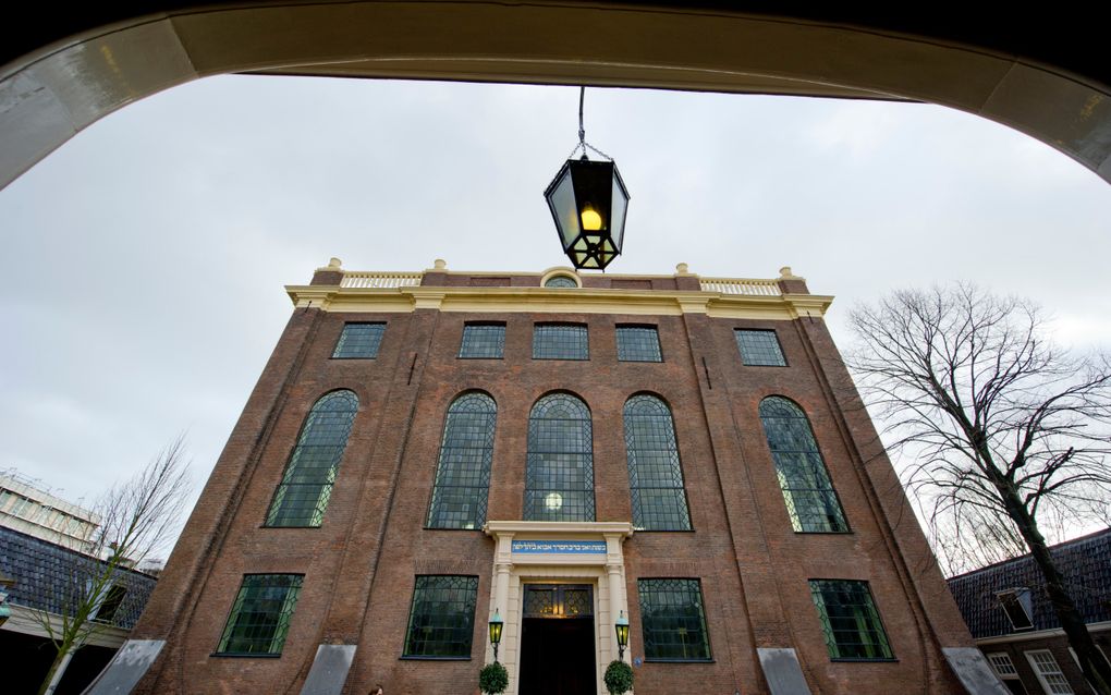 „De rechtzinnige gereformeerde kerkenraad van Amsterdam besloot geen protest in te dienen tegen het besluit van de burgemeesters voor de bouw van de nieuwe synagoge aan het Jonas Daniël Meijerplein. Daarmee tolereerde de kerkenraad een veel grotere afwijking van de Bijbelse leer dan het toestaan van katholieke schuilkerken, want daar werd Christus immers wel als Gods Zoon erkend.” beeld Wbooks