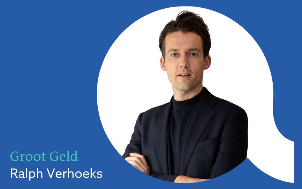 Blauw vlak met daarin de tekst Groot Geld Ralph Verhoeks en een foto van een man met een zwart jasje aan. 