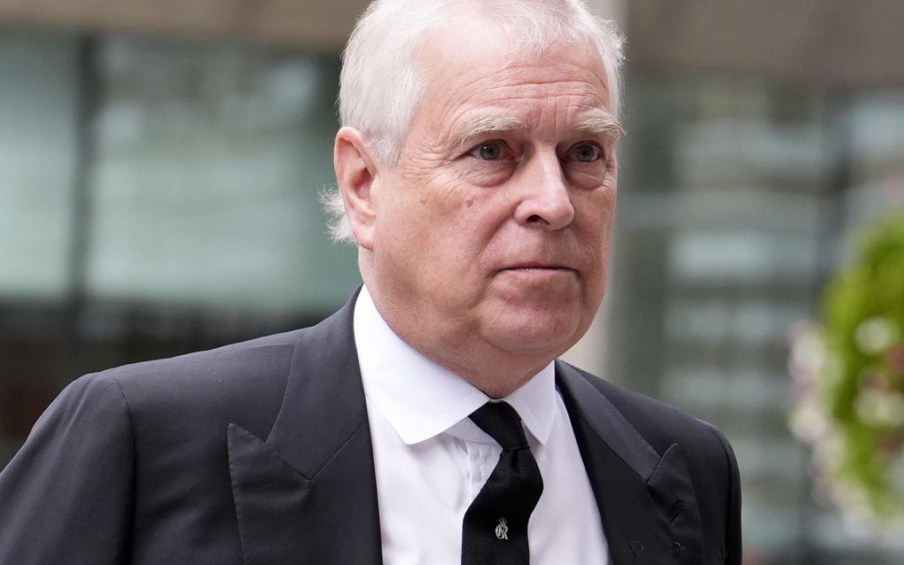 Een man met wit haar in een pak. 