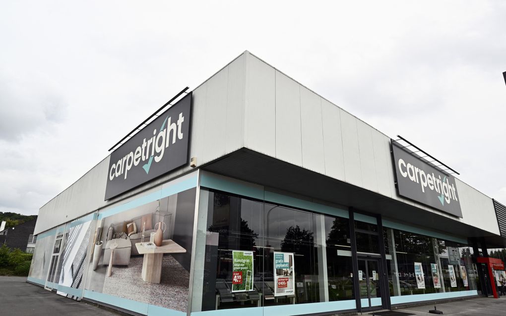 Grijsachtige winkel met de naam Carpetright op de gevel