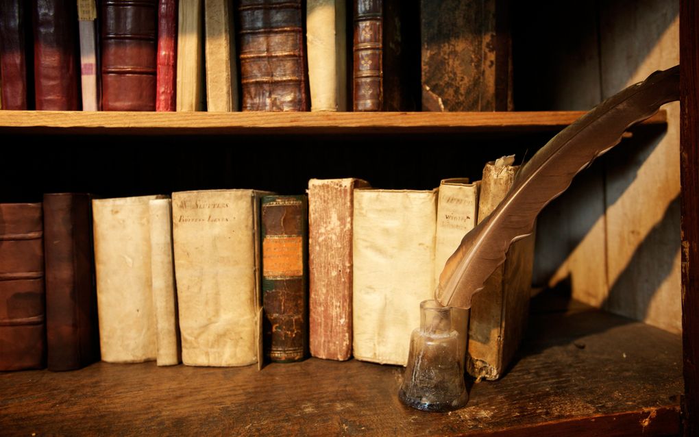 Oude boeken op een boekenplank. 