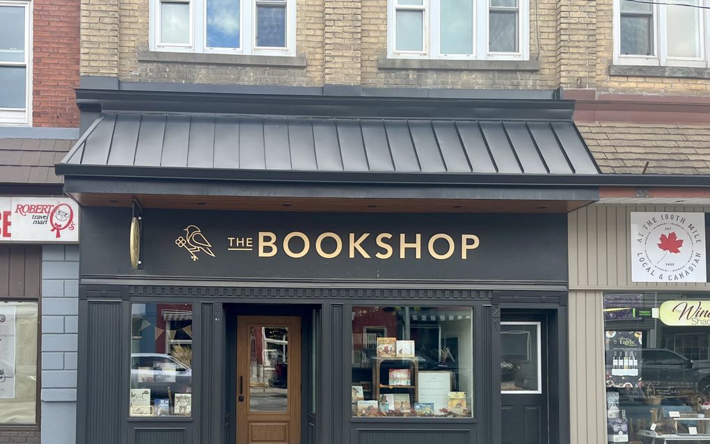 Winkel in een winkelstraat met ”The Bookshop” op de pui.