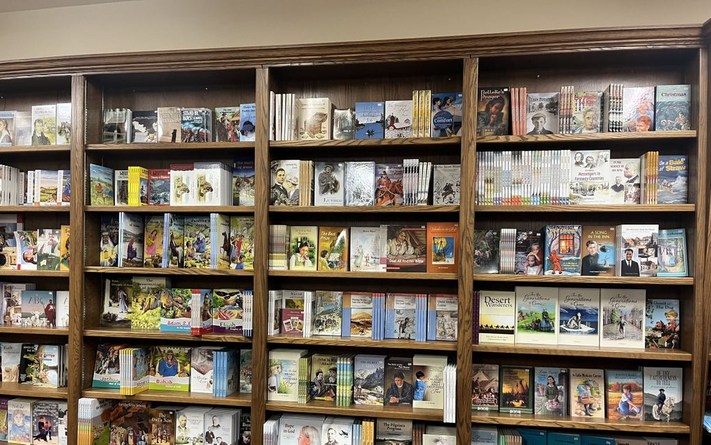 Nieuwe boeken voor kinderen en volwassenen in een grote kast.