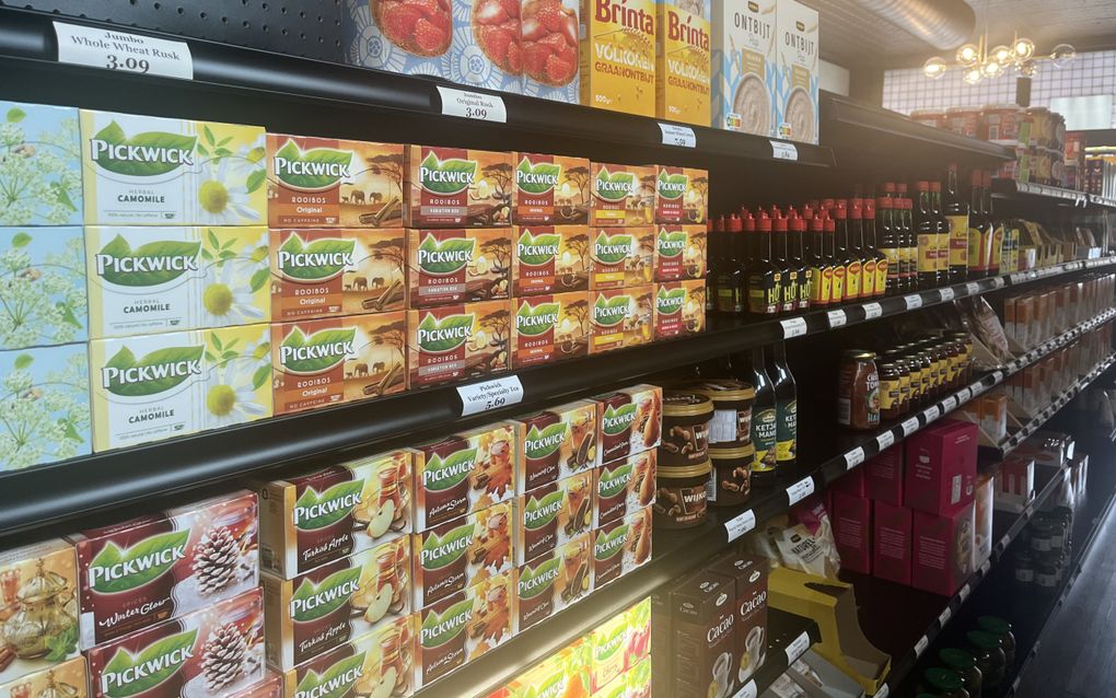 Schappen in een winkel met typische Nederlandse producten, zoals Pickwick thee