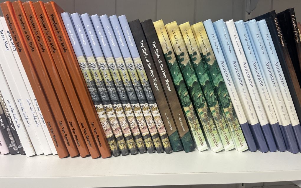 Nieuew boeken voor kinderen op een plank.