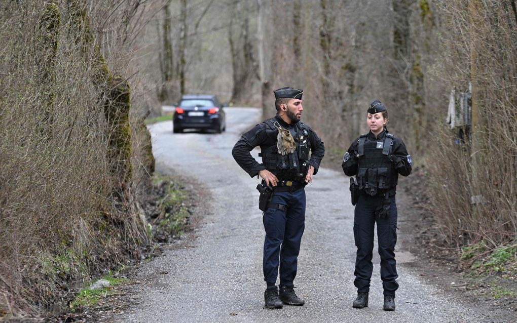 De Franse politie in Le Haut-Vernet, waar botten van de vermiste Emile zijn gevonden. beeld AFP, NICOLAS TUCAT