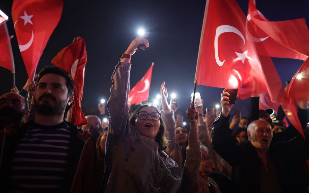 Aanhangers van Ekrem Imamoglu, de zittende burgemeester van Istanbul en de burgemeesterskandidaat van de belangrijkste oppositiepartij, Ekrem Imamoglu, vieren feest nadat de stembussen zijn gesloten voor de lokale verkiezingen in Istanbul. beeld EPA, Erdem Sahin