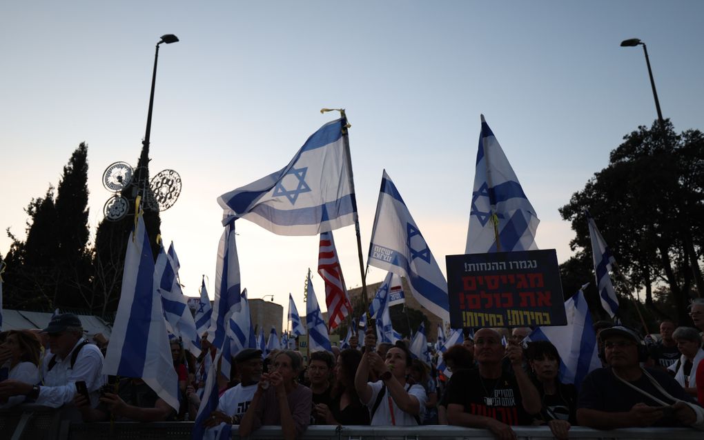 Duizenden Israëliërs protesteren woensdag bij het parlementsgebouw in Jeruzalem. Ze eisen de vrijlating van alle gijzelaars en het aftreden van de regering. beeld EPA, Atef Safadi