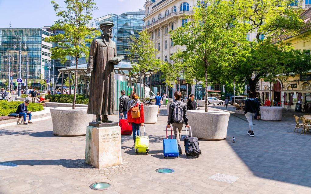 Standbeeld op een stadsplein.