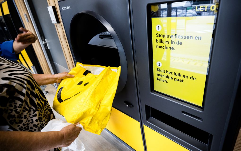 Een klant levert blikjes in bij een vestiging van supermarktketen Jumbo. Sinds een jaar zit er statiegeld op blikjes. beeld ANP, Rob Engelaar