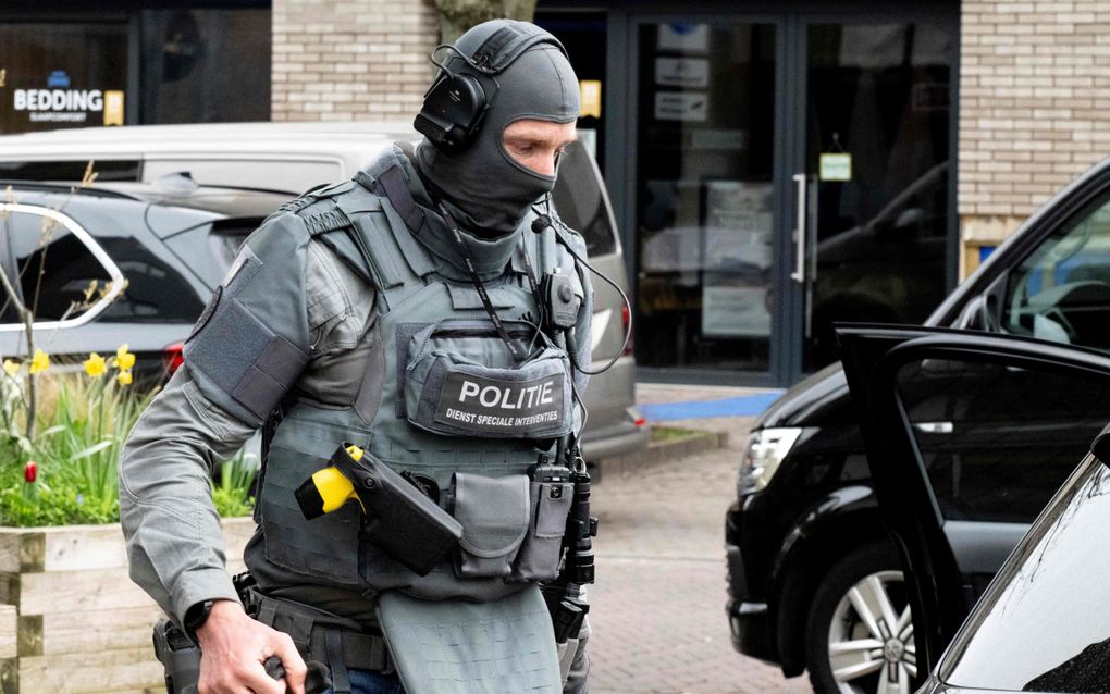 Iemand van de Dienst Speciale Interventies (DSI) in Ede vanwege de gijzeling. beeld AFP, Nick Gammon
