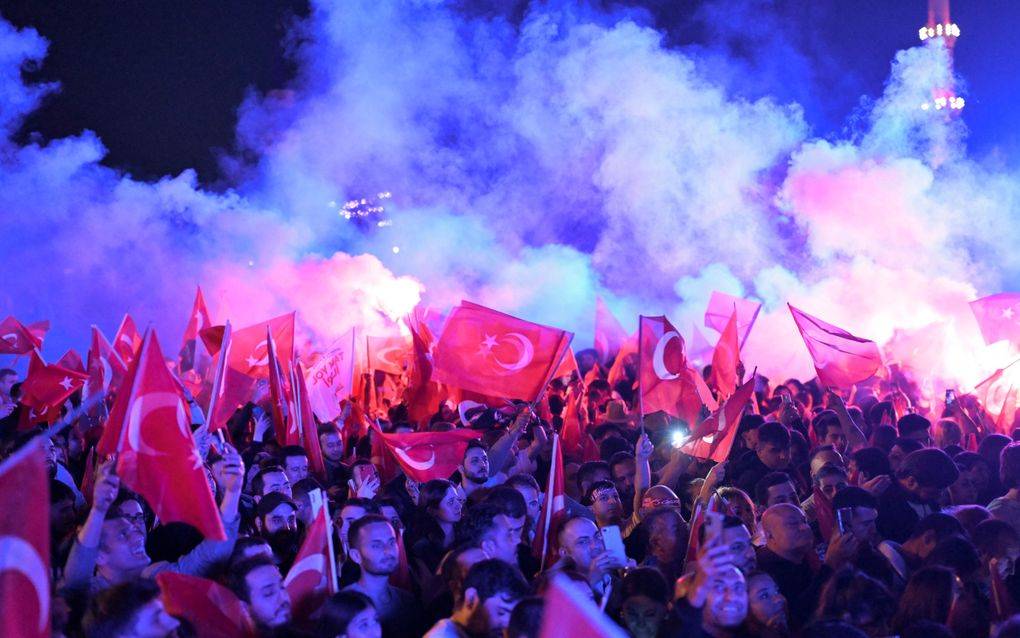 Aanhangers van de Turkse oppositiepartij CHP vieren maandag in de vroege ochtend de overwinning van hun partij bij de regionale verkiezingen van zondag. beeld AFP, Yasin Akgult 