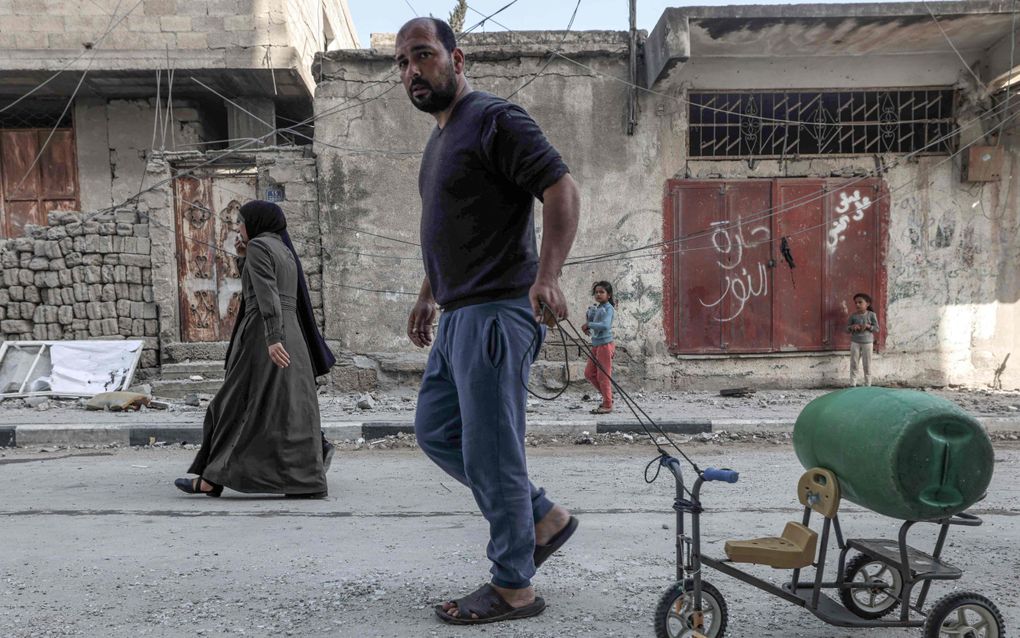 Een Palestijn vervoert water in Rafah. beeld AFP, Mohammed Abed