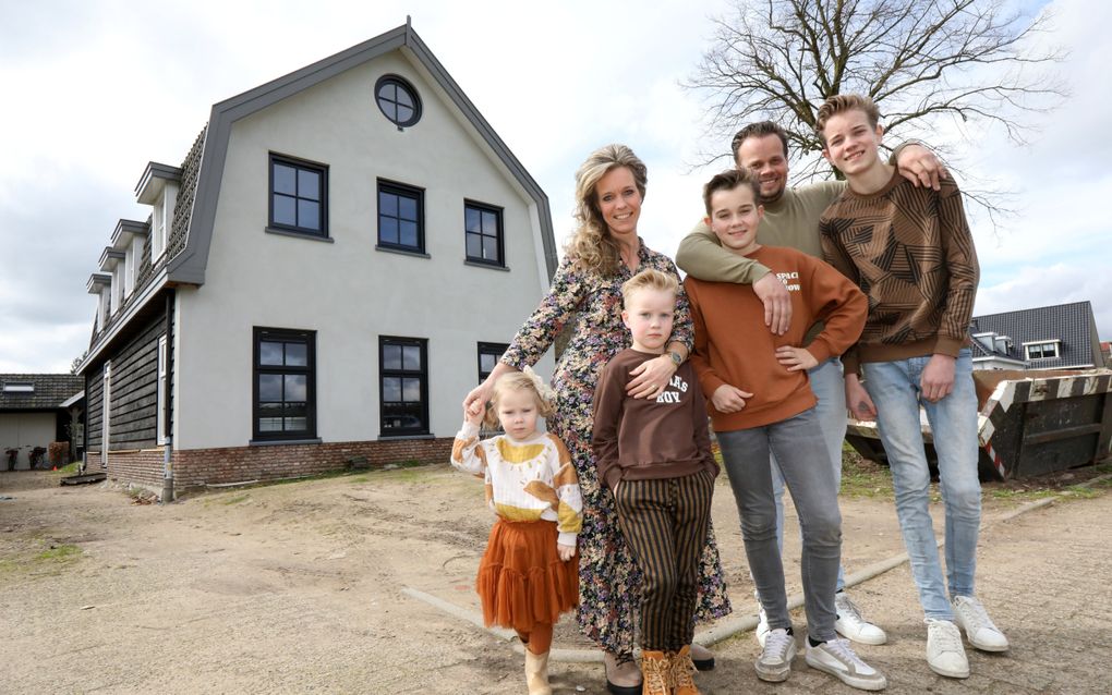 Jan-Pieter en Miranda Hendriksen met hun kinderen voor hun woning in aanbouw in Elst (Utrecht). De woning is nog niet helemaal gereed. Op dit moment wonen ze in een schuur achter het huis die ingericht is als tijdelijke woning. Het nieuwbouwhuis, een oude tabaksschuur, wordt in eigen beheer gebouwd. beeld VidiPhoto