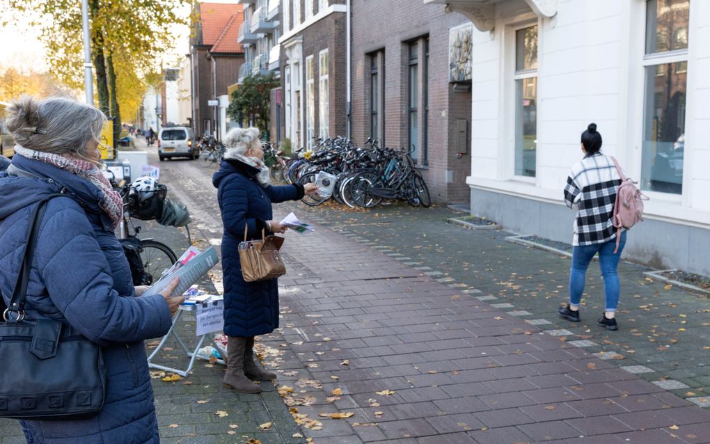 Een vrouw van de prolifeorganisatie Kies Leven deelt flyers uit bij de abortuskliniek in Utrecht. Op de foto staat niet de aangehouden vrouw. beeld RD, Anton Dommerholt.