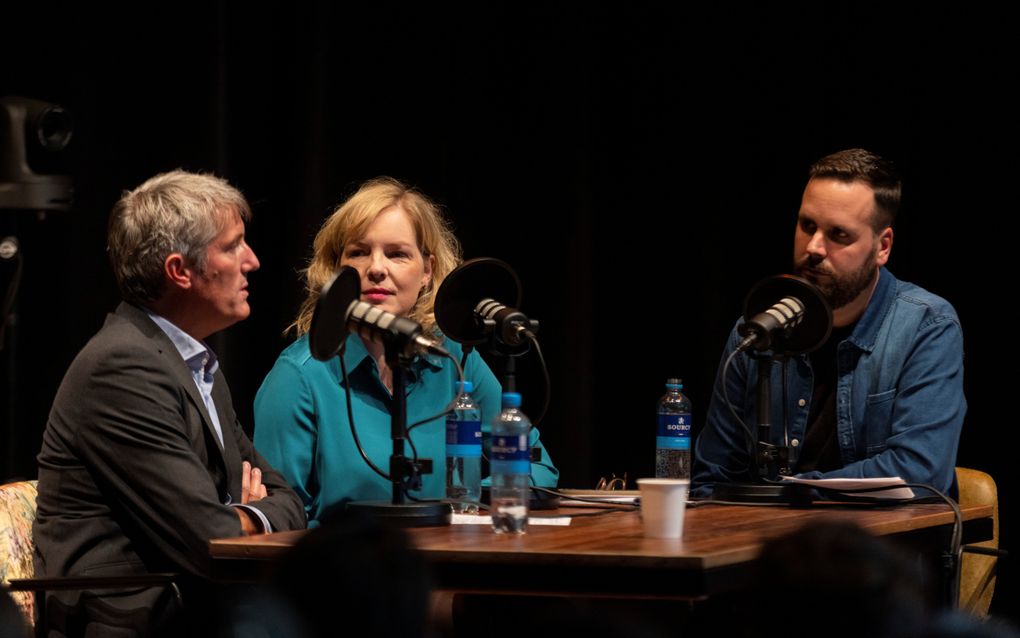 Presentator David Boogerd (r.) in gesprek met vast gasten Stefan Paas en Beatrice de Graaf tijdens een opname van De Ongelooflijke Podcast. beeld Raymond van Olphen