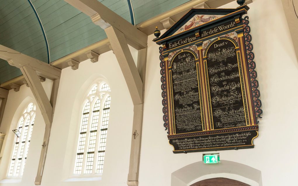 Kerkinterieur met groot bord met de Tien Geboden