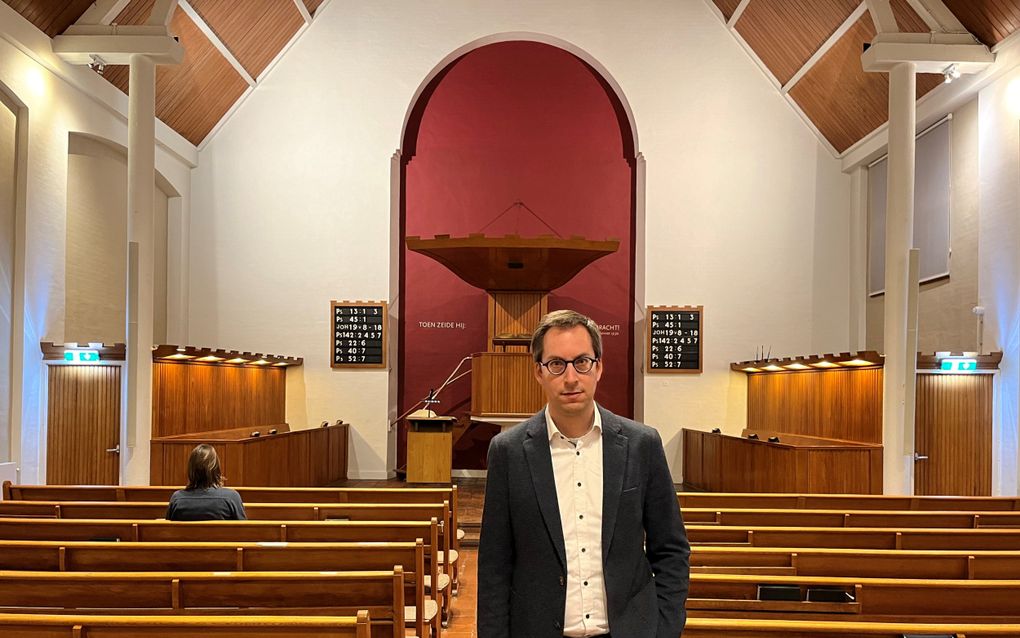 Robert van Putten in de kerk van de gereformeerde gemeente van Arnhem. beeld RD