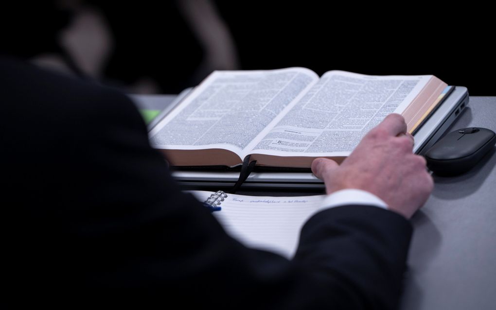 Een open Bijbel tijdens een vergadering.