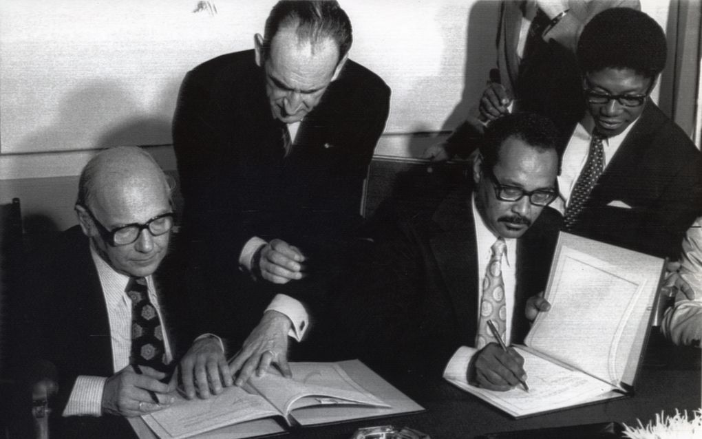 Twee mannen zetten handtekening.