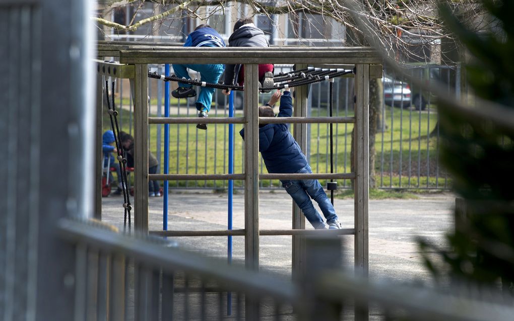  Leerlingen spelen op een schoolplein. ANP MARCEL VAN HOORN