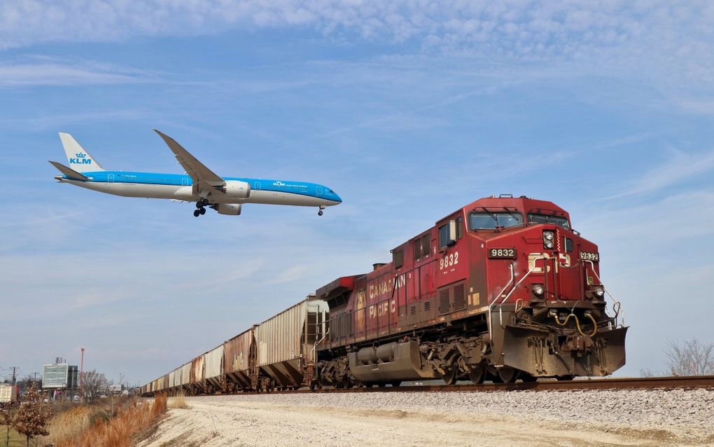 Een graantrein passeert het vliegveld van Chicago