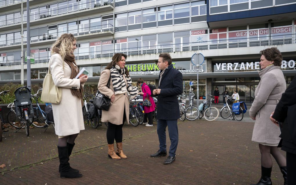 Tijdens de verkiezingscampagne ging SGP-leider Chris Stoffer in gesprek met wakers van Kies Leven bij de abortuskliniek in Rotterdam. De vrouw links is Dirkje Slingerland, die dinsdag opgepakt werd in Utrecht. beeld ANP, Jeroen Jumelet