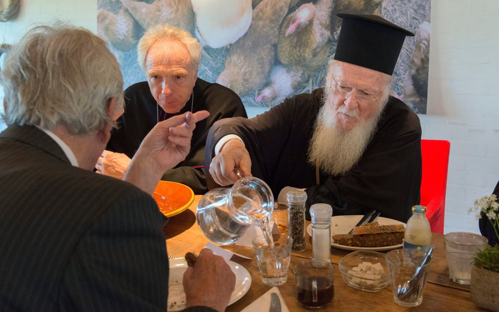 Patriarch Bartholomeüs (r.) wil dat christenen wereldwijd op dezelfde dag Pasen vieren. beeld Dio van Maaren 