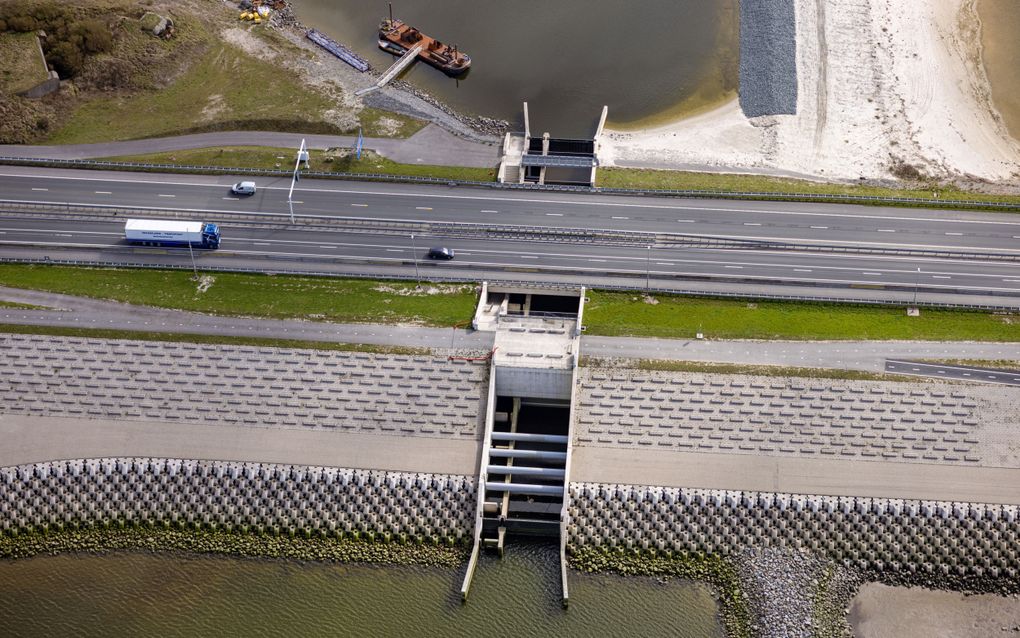 Dijk met autosnelweg met daaronder een opening.