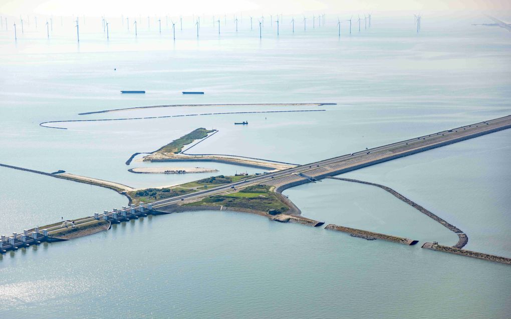 Hele wereld kijkt mee naar deze visrivier die dwars door de Afsluitdijk gaat