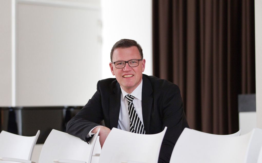 Ds. A.J. Mensink neemt beroep aan naar hervormde gemeente Huizen