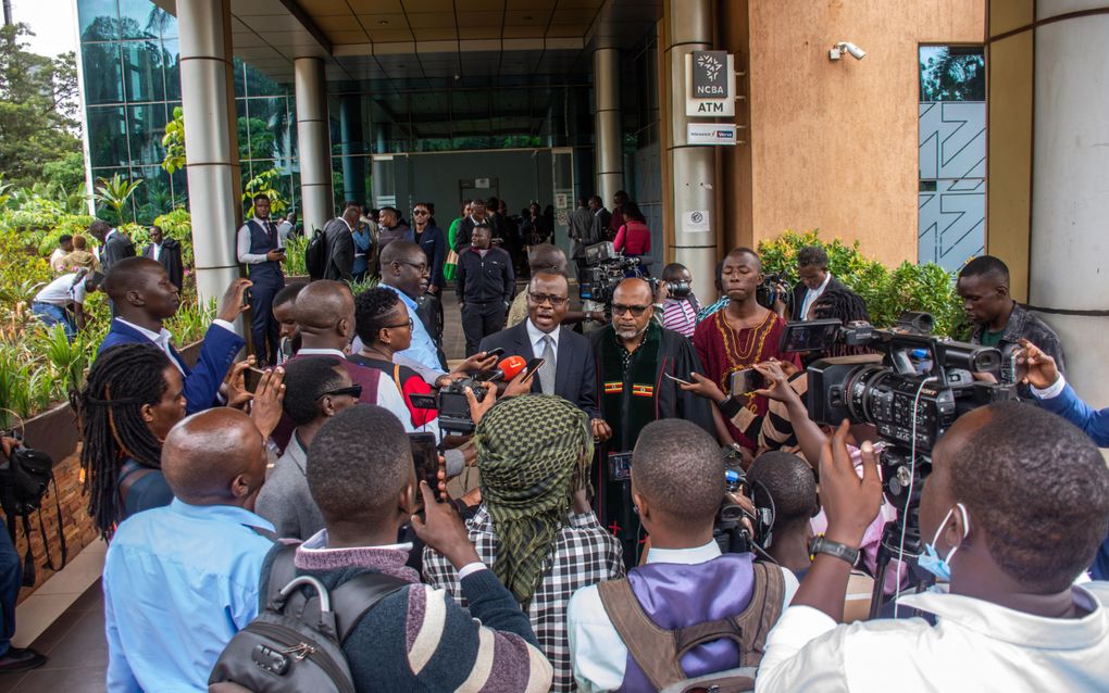 Voorstanders van de strenge Ugandese antihomowetgeving staan woensdag de pers te woord bij het Grondwettelijk Hof in Kampala. beeld EPA, Isaac Kasamani