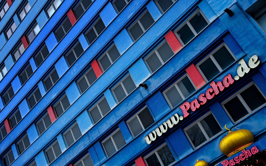 Een blauw flatgebouw.