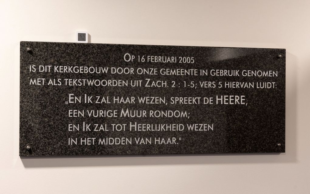 Een donkere granieten gedenksteen.
