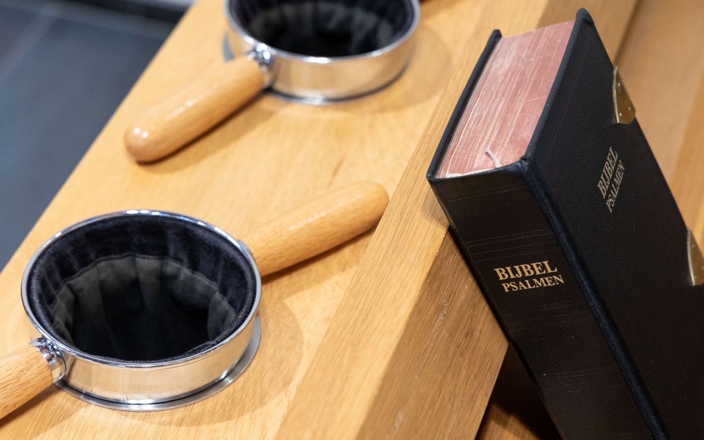 Collectezakken en een Statenbijbel.