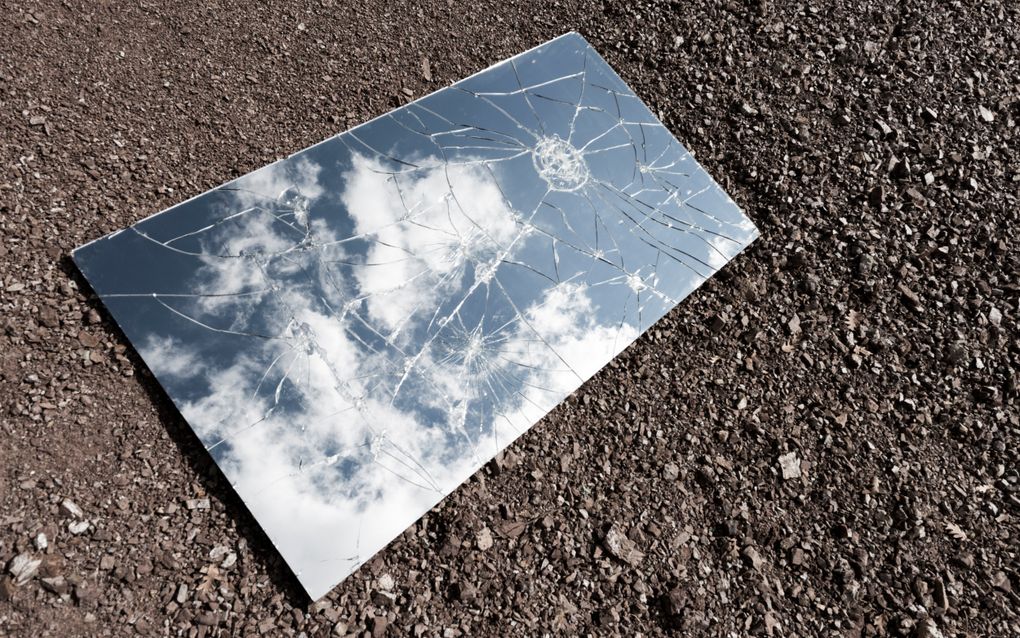 „De spiegel van een opvoeder heeft nu eenmaal barsten; hij reflecteert onvolledig en hij vertekent.” beeld iStock