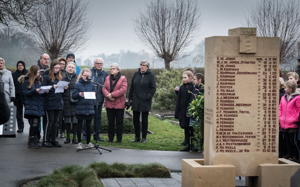 Oosterlandse kinderen lezen tijdens de jaarlijkse herdenking van de watersnoodramp van 1953 de namen van de 54 mensen uit hun dorp voor die tijdens de ramp omkwamen (2019). De belangstelling voor oorlog en watersnood wordt gestimuleerd door het besef dat de ooggetuigen wegvallen. beeld Wim van Vossen