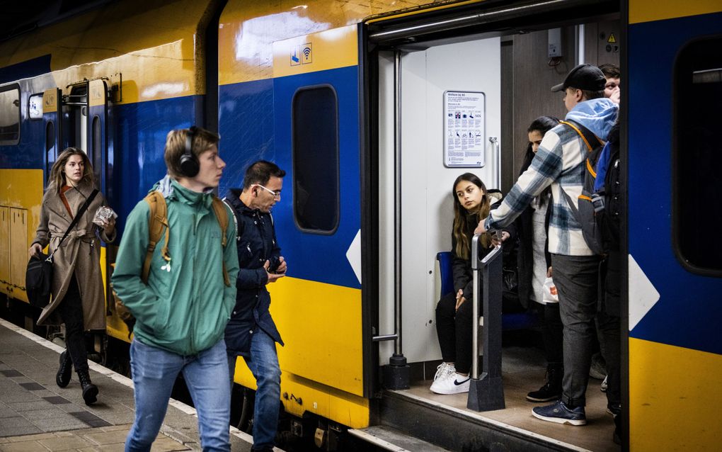 Steeds meer bedrijven stimuleren medewerkers om met het openbaar vervoer naar het werk te komen. beeld ANP, Ramon van Flymen